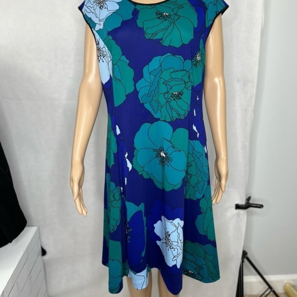 Vince Camuto fit and flare flowery summer dress. EUC, large.